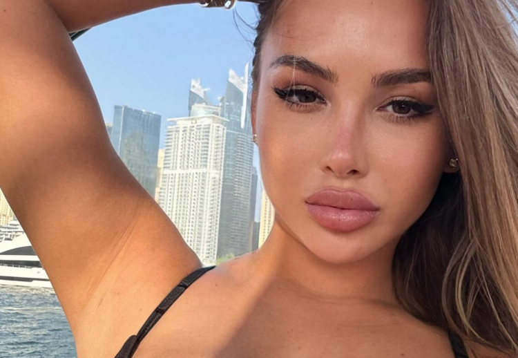 Το πληθωρικό μοντέλο με τις σέξι φωτογραφίες