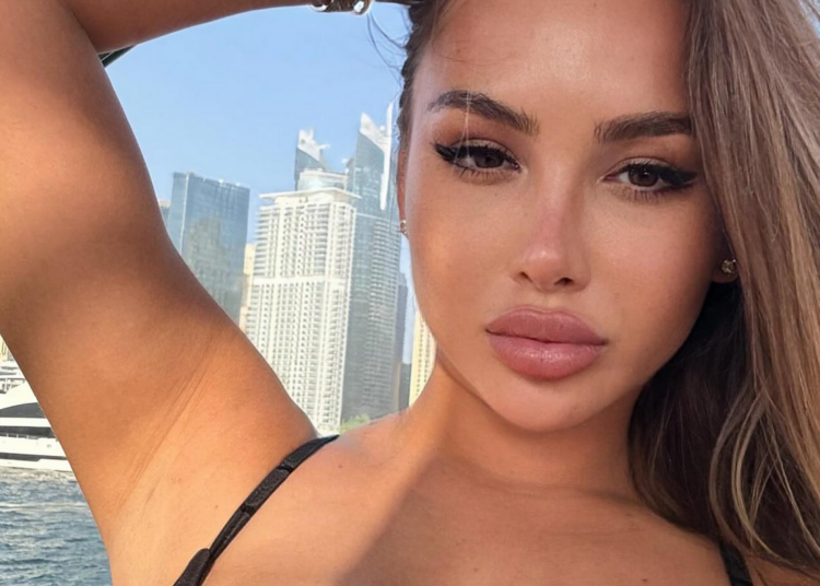 Το πληθωρικό μοντέλο με τις σέξι φωτογραφίες