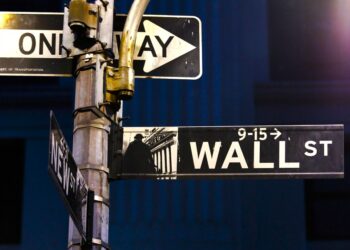 Wall Street: Μαύρη μέρα για τους δείκτες αλλά η AI γράφει ιστορία με deal $10 δισ.