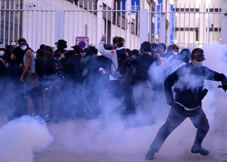 Η Γαλλία στους δρόμους: Ο Μακρόν μετράει την οργή, ο Λεκορνί το πολιτικό του μέλλον