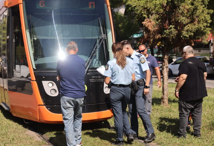 Πειραιάς: Σύγκρουση τραμ με λεωφορείο – Πάνω από 30 ελαφρά τραυματίες