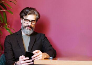 Στα 55-60 ο εγκέφαλος «ανθίζει»: Η ηλικία της κορυφαίας διαύγειας και κρίσης