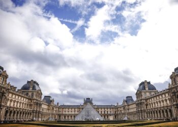 Ληστεία στο Λούβρο: Συνελήφθη και τρίτος ύποπτος για την «κλοπή του αιώνα»