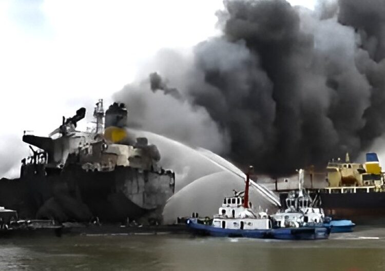 Φονική έκρηξη στα ναυπηγεία Batam: 10 εργάτες νεκροί σε δεξαμενόπλοιο-φέρετρο