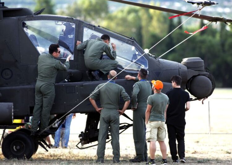 Συντριβή εκπαιδευτικού αεροσκάφους στο Τατόι: Άγνωστη η τύχη των επιβαινόντων