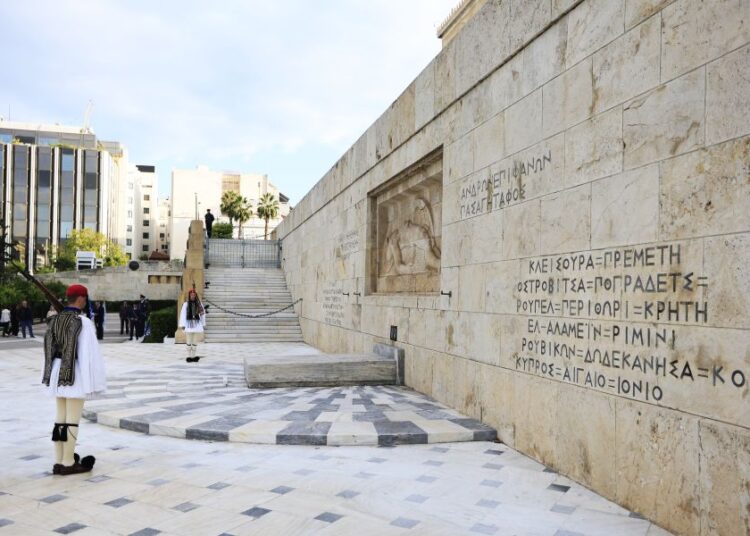 Μνημείο Αγνώστου Στρατιώτη: Ο Δένδιας δίνει νέα πνοή στο σύμβολο της εθνικής μνήμης