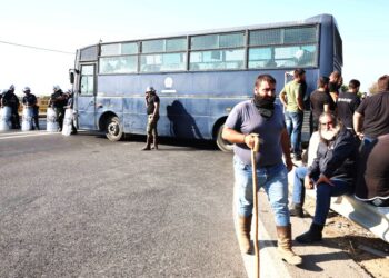 Κρήτη: Συνεχίζονται οι αγροτικές κινητοποιήσεις – Νέα μπλόκα σε Ηράκλειο και Χανιά