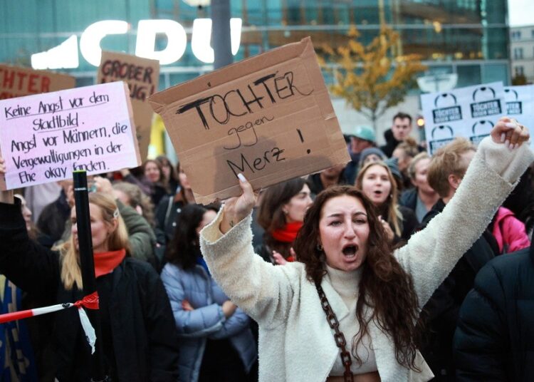Θύελλα στο Βερολίνο για τις δηλώσεις Μερτς περί επιβάρυνσης του «αστικού τοπίου» από τους μετανάστες