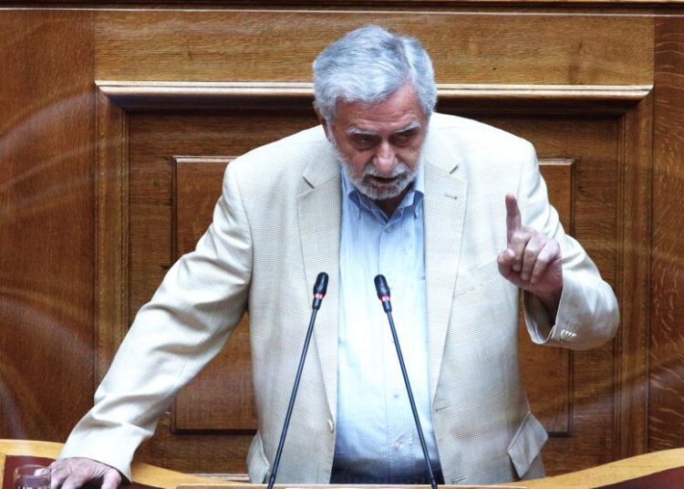 «Καραμπόλα» με την έδρα Τσίπρα μεταξύ ΣΥΡΙΖΑ και Νέας Αριστεράς