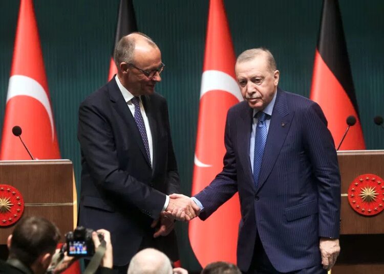 Η επίσκεψη Μερτς στην Άγκυρα δίχασε τη Γερμανία: Τα ΜΜΕ μιλούν για σιωπή απέναντι στην αυταρχική Τουρκία