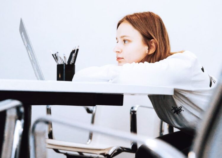 Το 75% των Ελλήνων βιώνει άγχος στη δουλειά: Μόλις 2 στους 10 δηλώνουν ικανοποιημένοι