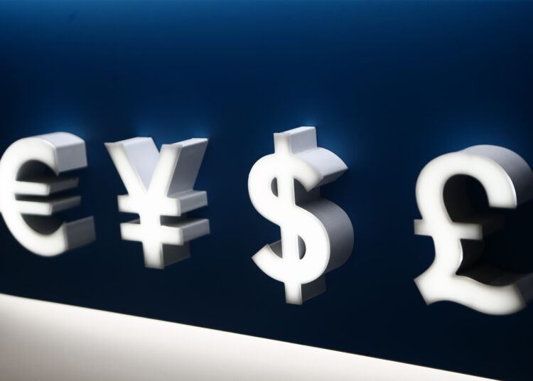 Πολιτική κρίση στη Γαλλία πιέζει το ευρώ: Οι «αρκούδες» στο «προσκέφαλο» του EUR/USD