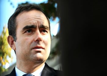 Γαλλία σε πολιτικό déjà vu: Ο Μακρόν ποντάρει ξανά στον Λεκορνί εν μέσω οργής, μομφών και διχασμού