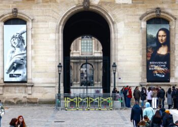 Υπό δρακόντεια μέτρα ασφαλείας άνοιξε ξανά το Λούβρο στο Παρίσι