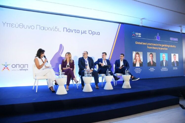 Μαίρη Παπακωνσταντίνου, Δρ. Νάνση Βέρρα, Αλέξανδρος Ντάβος, Γιώργος Πουλημάς, και Νίκος Φλίγκος στο πάνελ «Βέλτιστες πρακτικές στον κλάδο των τυχερών παιγνίων-Από τη θεωρία στην πράξη»