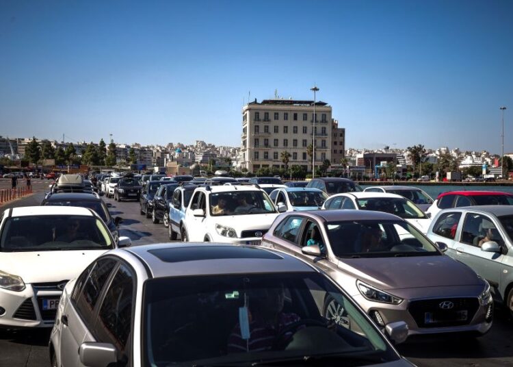 Μποτιλιάρισμα για γερά νεύρα στον Πειραιά: Κυκλοφοριακό χάος στην οδό Αγίου Διονυσίου