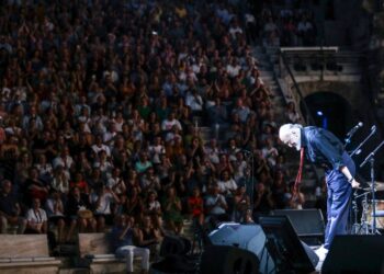Έφυγε ο «Νιόνιος»: Η Ελλάδα αποχαιρετά τον Διονύση Σαββόπουλο (φωτό & video)