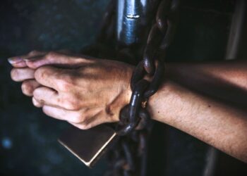 Ανησυχητικά στοιχεία για την εμπορία ανθρώπων: 7 πρακτικοί οδηγοί προστασίας θυμάτων από ΚΜΟΠ