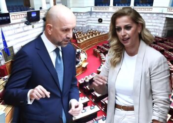 Καταγγελίες και απειλές στη Βουλή: Χρηστίδου κατά Μπάρκα, «Θα σου σπάσω τα μούτρα»