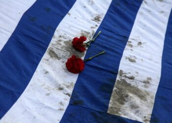 Πολυτεχνείο 1973: Γιατί η αιματοβαμμένη σημαία βρίσκεται στα χέρια της ΠΑΣΠ