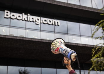 Ξενοδόχοι εναντίον Booking: Η Ελλάδα στην πιο μεγάλη τουριστική σύγκρουση της Ευρώπης