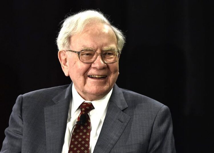 Μπάφετ στα 95: Αποχαιρετά με επένδυση-έκπληξη 4,3 δισ. στην Alphabet
