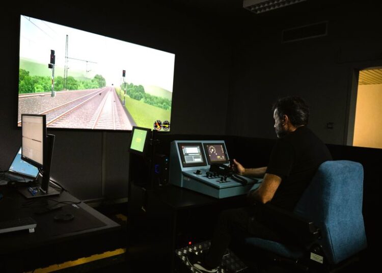 Κυρανάκης: «Ορατή πρόοδος μετά από χρόνια – Οι μηχανοδηγοί εκπαιδεύονται σε προσομοιωτή ETCS»