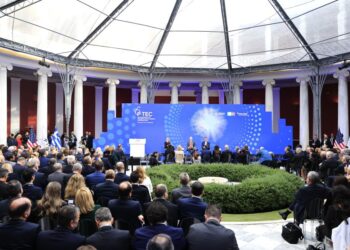 Παπασταύρου: «Είμαστε αποφασισμένοι να αναπτύξουμε τις εγχώριες πηγές ενέργειας»