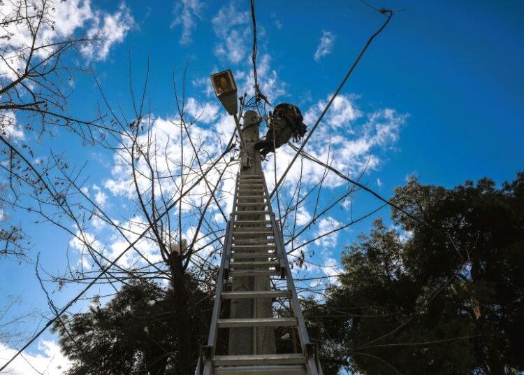 «Υπάλληλοι ΔΕΔΔΗΕ» εξαπατούσαν πολίτες: Ποινική δίωξη σε 44 άτομα – Το εύρος της δράσης