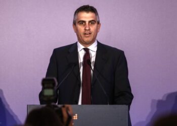 Χρ. Δήμας: Υπέγραψε πρόσκληση χρηματοδότησης 3 εκατ.€ για το νέο αεροδρόμιο Πάρου
