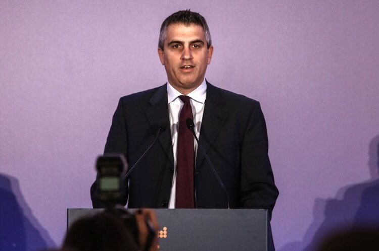 Χρ. Δήμας: Υπέγραψε πρόσκληση χρηματοδότησης 3 εκατ.€ για το νέο αεροδρόμιο Πάρου