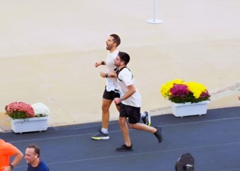 Ένας τερματισμός που έκανε όλη την Αθήνα να δακρύσει: Ο δρομέας χωρίς όραση που έγινε σύμβολο θέλησης