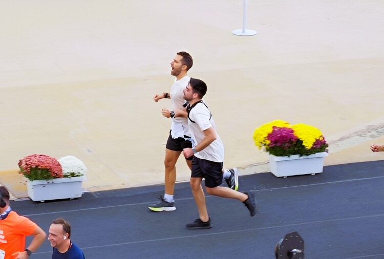 Ένας τερματισμός που έκανε όλη την Αθήνα να δακρύσει: Ο δρομέας χωρίς όραση που έγινε σύμβολο θέλησης