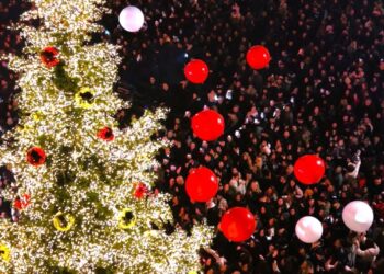 Η νύχτα έγινε μέρα στον Πειραιά: O ουρανός γέμισε φως 120.000 λαμπιόνια (video&φωτό)