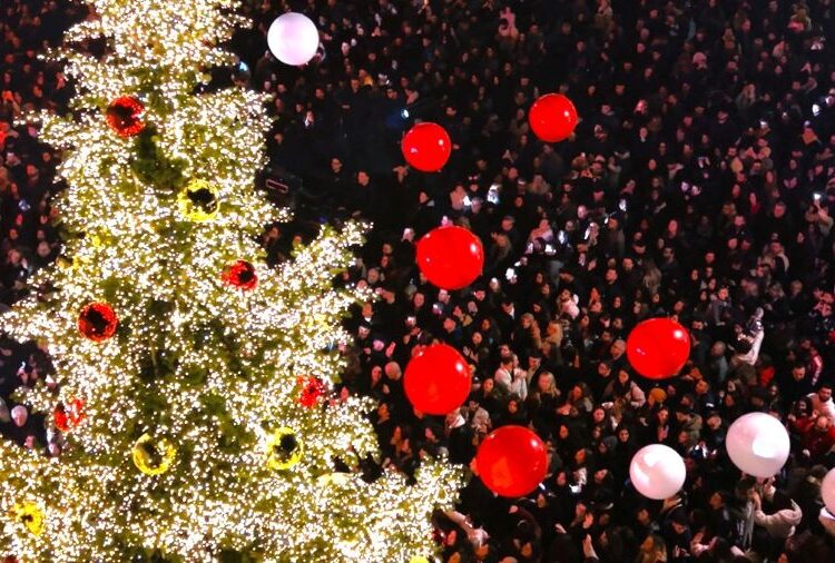 Η νύχτα έγινε μέρα στον Πειραιά: O ουρανός γέμισε φως 120.000 λαμπιόνια (video&φωτό)