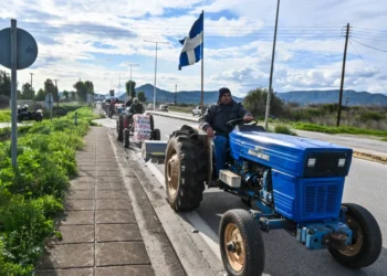 Αγρότες «παγώνουν» τη χώρα: Κλείνει η γέφυρα της Χαλκίδας και η Αθηνών–Λαμίας «κομμένη στα δύο»