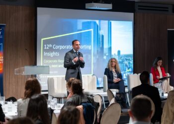 EY: Η τεχνητή νοημοσύνη αναδιαμορφώνει τις οικονομικές διευθύνσεις – Οι μεγάλες αλλαγές έως το 2027