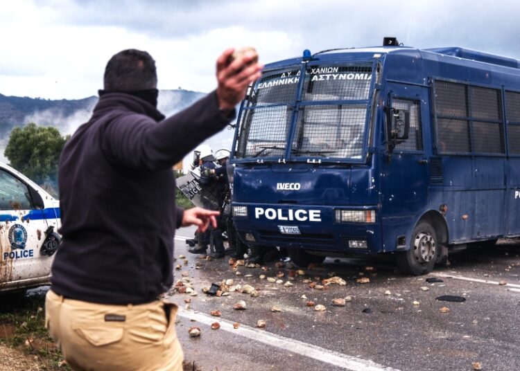 Αγρότες στα άκρα: Επεισόδια, χημικά και αποκλεισμοί αεροδρομίων σε Κρήτη και όλη τη χώρα
