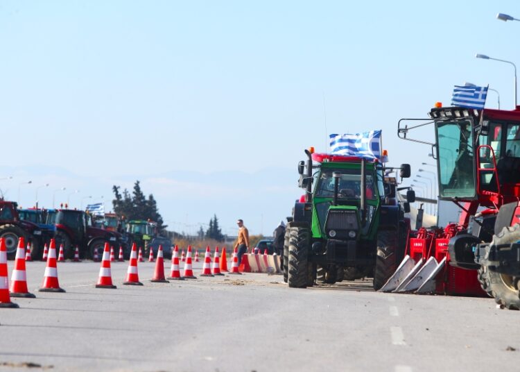Σκληραίνουν τη στάση τους οι αγρότες: Επ’ αόριστον αποκλεισμοί και νέα μέτρα πίεσης
