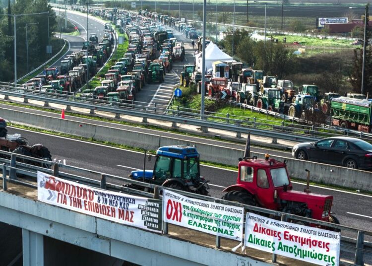 Αγροτικά μπλόκα σε όλη την Ελλάδα: Κλιμακώνονται οι κινητοποιήσεις, «κομμένη» η χώρα σε κομβικά σημεία
