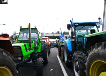 Κλιμάκωση χωρίς επιστροφή από Έβρο μέχρι Λαμία: Τα αγροτικά μπλόκα «κόβουν» τη χώρα στα δύο