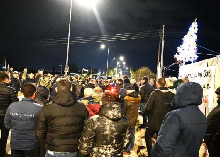 Παραλύουν οι μεταφορές: Κλειστή η εθνική οδός Αθηνών-Θεσσαλονίκης από μπλόκα – Αποκλεισμοί σε Εύζωνες και Προμαχώνα