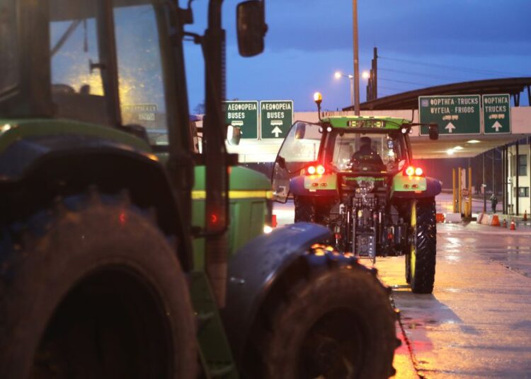 Αγρότες σε πλήρη κλιμάκωση: Μπλόκα, πορείες και αποκλεισμοί σε όλη τη χώρα