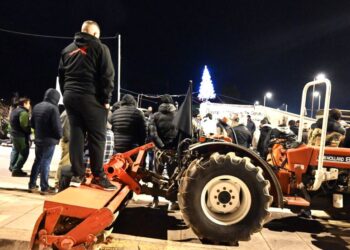 Παραλύουν οι μεταφορές: Κλειστή η εθνική οδός Αθηνών-Θεσσαλονίκης από μπλόκα – Αποκλεισμοί σε Εύζωνες και Προμαχώνα