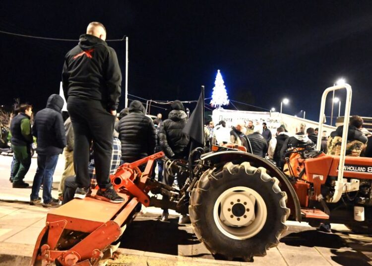 Παραλύουν οι μεταφορές: Κλειστή η εθνική οδός Αθηνών-Θεσσαλονίκης από μπλόκα – Αποκλεισμοί σε Εύζωνες και Προμαχώνα