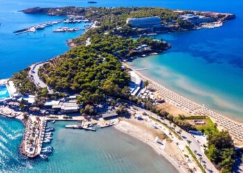 Ακτή Βουλιαγμένης: Τέσσερις οι «μνηστήρες» στη μάχη για την εμβληματική παραλία