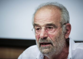 Αλαβάνος Vs Τσίπρα: «Να γονατίσει και να ζητήσει συγγνώμη για το τρίτο μνημόνιο»