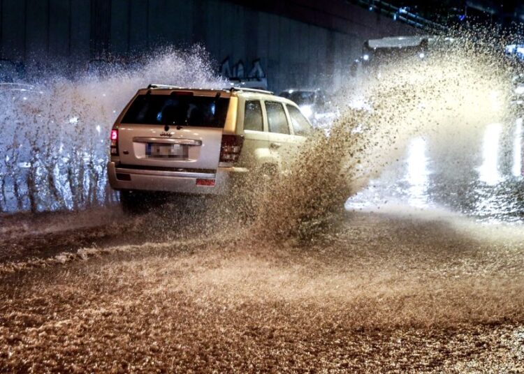 Έκτακτο δελτίο ΕΜΥ: Καταιγίδες μέχρι το πρωί του Σαββάτου