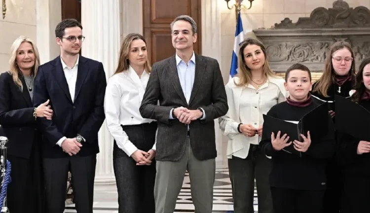 Χριστουγεννιάτικα κάλαντα στο Μέγαρο Μαξίμου για τον Κυριάκο Μητσοτάκη και την οικογένειά του