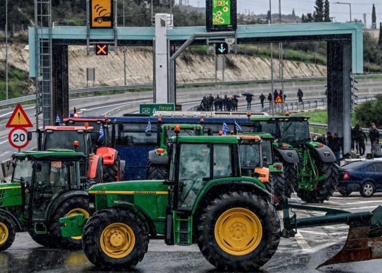 Eνισχύουν τα μπλόκα οι αγρότες: Κλειστά τα τελωνεία Προμαχώνα και Ευζώνων
